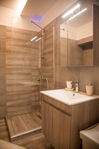 Koupelna v ubytování Luxury Studios Kallithea by Corfuescapes