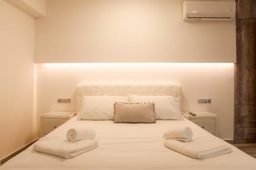 Postel nebo postele na pokoji v ubytování Luxury Studios Kallithea by Corfuescapes