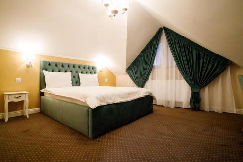 מיטה או מיטות בחדר ב-Pensiunea Casa Sturza