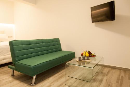 TV a/nebo společenská místnost v ubytování Luxury Studios Kallithea by Corfuescapes