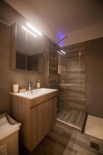 Koupelna v ubytování Luxury Studios Kallithea by Corfuescapes