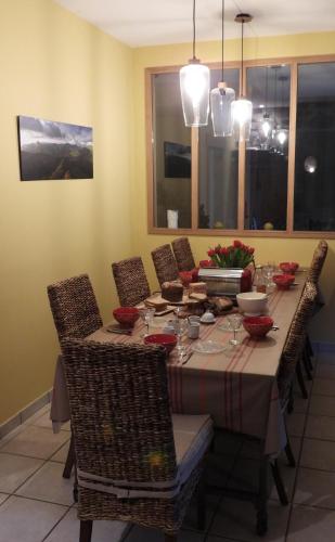 une salle à manger avec une table avec des chaises et un buffet dans l'établissement Le Figarelou, à Thiézac