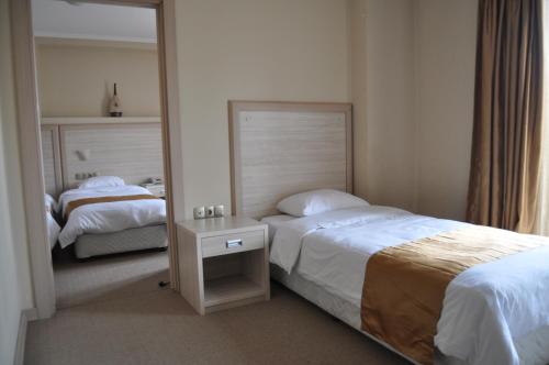 Una cama o camas en una habitación de Arapgir Nazar Hotel