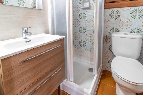 La salle de bains est pourvue de toilettes, d'un lavabo et d'une douche. dans l'établissement Sant Carles 20 apartamento soleado con vistas ma, à Gérone