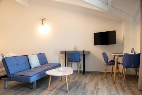TV a/nebo společenská místnost v ubytování Luxury Studios Kallithea by Corfuescapes