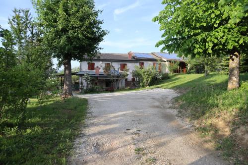an empty road in front of a house at Villa Strada dei Monti Sibillini in Montefortino
