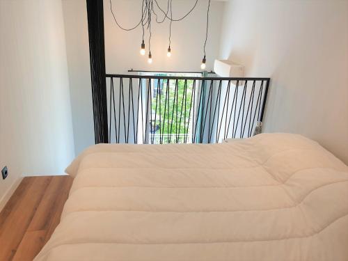 un lit dans une chambre avec une fenêtre dans l'établissement Le duplex proche mer 202, à Nice