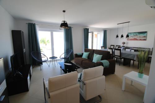 Cabanas Garden - Stunning 2 bedroom apartment - Communal Pool - 2 minuts walking to the river