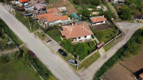an aerial view of a house with a yard at Къщата с Кладенеца - с. Генерал Кантарджиево in General-Kantardzhievo
