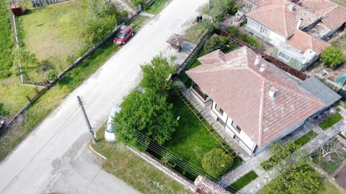 an overhead view of a house with a car on a street at Къщата с Кладенеца - с. Генерал Кантарджиево in General-Kantardzhievo