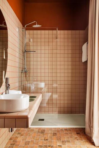 a bathroom with a sink and a shower at CASA Y FONDA 1888 in Alcalá de Henares