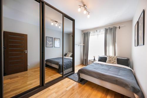 Säng eller sängar i ett rum på Wola Prime 2-bedroom Apartment