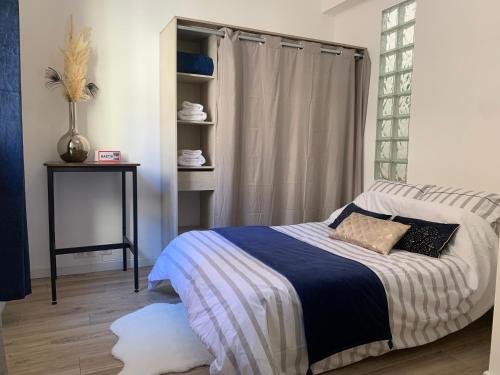 une chambre avec un lit et une fenêtre dans l'établissement Bastia charmant appartement 30m2 centre-ville, à Bastia