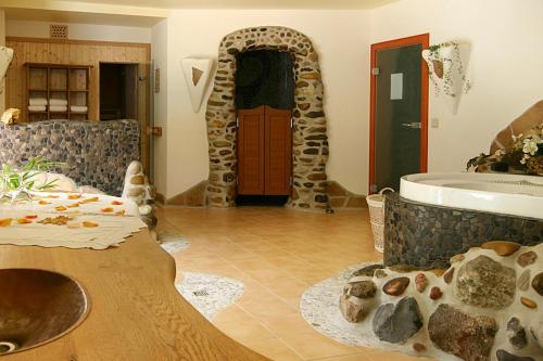um quarto com casa de banho com banheira e lavatório em LandKomfort Hotel Elsenmann em Willingen
