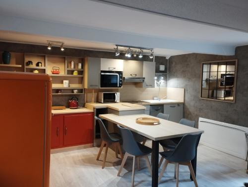 Η κουζίνα ή μικρή κουζίνα στο Maison du martin pêcheur à Lannion