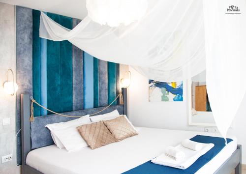 Un pat sau paturi într-o cameră la Sea&Sky Villa Costinesti