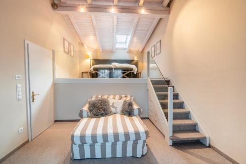 a room with a staircase with a bed and a stair case at Chalet Avidea Secret in Avelengo