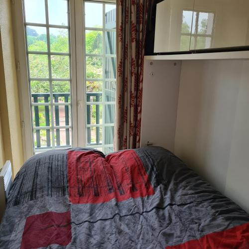 - une chambre avec un lit en face d'une fenêtre dans l'établissement Domaine de Bordaberry, à Urrugne