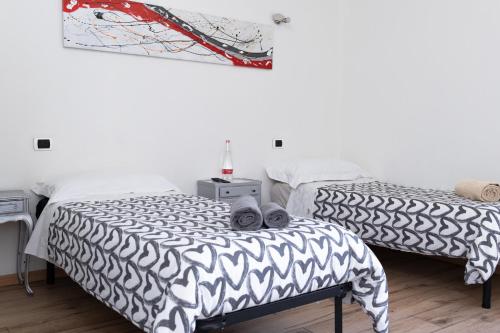 - une chambre avec 2 lits et un panier de basket dans l'établissement La Quiete, à Gênes