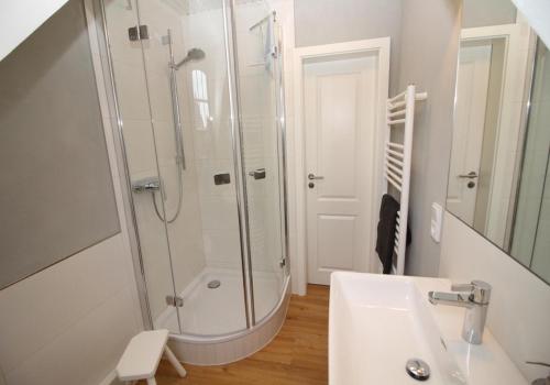 ein Bad mit einer Dusche und einem Waschbecken in der Unterkunft Ferienhaus Andersen Ferienhaus Andersens Hus in Böhl