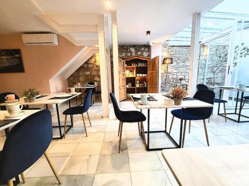 un restaurante con mesas y sillas en una habitación en Hotel Carmen Boutique, en Baeza