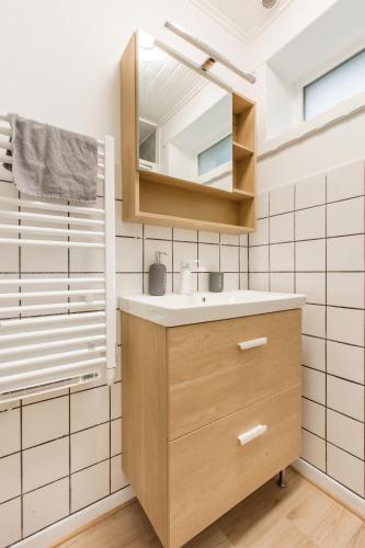 une salle de bain avec un lavabo et un miroir dans l'établissement Maison Manon. maison à la campagne!, à Comines
