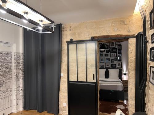 Cet appartement comprend une chambre avec un lit et une fenêtre. dans l'établissement Loft Jaures, à Paris