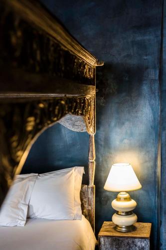 Una cama o camas en una habitación de Riad Le Rihani