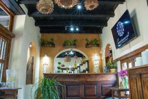 a bar in a restaurant with a mirror at Santuario Las Escaleras in San Cristóbal de Las Casas