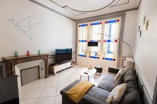 a living room with a couch and a fireplace at L'Atlantide Apt 85m2 3 chambres - Appart Hotel Poitiers in Poitiers
