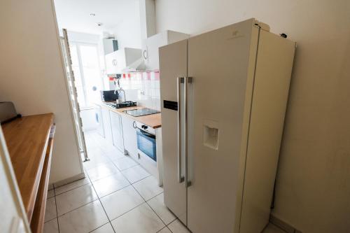 Dapur atau dapur kecil di L'Atlantide Apt 85m2 3 chambres - Appart Hotel Poitiers