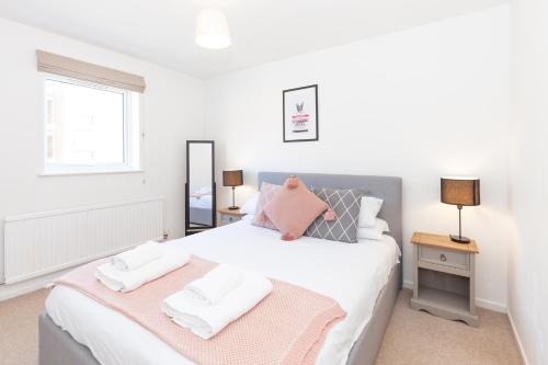 a bedroom with a bed with two towels on it at Stylish townhouse in the heart of Summertown in Oxford