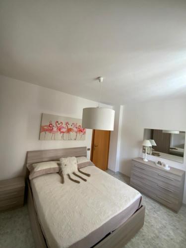 1 dormitorio con 1 cama grande y espejo en CASA LA CAMPANELLA, en Castelnuovo della Misericordia