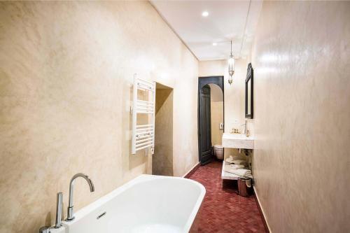 Un baño de Riad Le Rihani