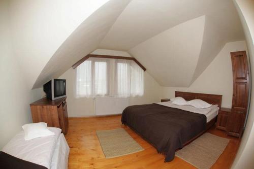 Ένα ή περισσότερα κρεβάτια σε δωμάτιο στο Casa dintre Vii