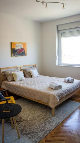 a large bed in a room with a window at Apartman Filimena in Kruševac
