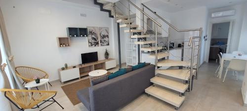 ein Wohnzimmer mit einer Treppe in einem Apartment in der Unterkunft Eos Sea View Apartments in Syrakus