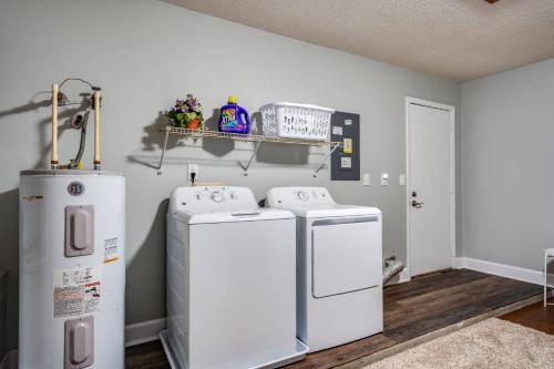 a laundry room with two washer and dryer at Sunny Lemon in Middleburg