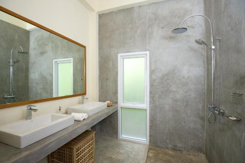 Koupelna v ubytování Overthemoon Luxury Pool Villas