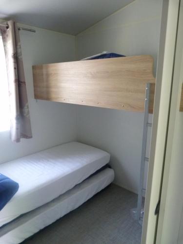Tempat tidur susun dalam kamar di Camping Chantecler