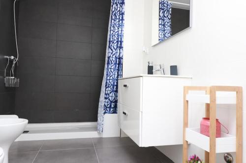 łazienka z toaletą, umywalką i wanną w obiekcie Consuls Ocean View w mieście Ponta Delgada