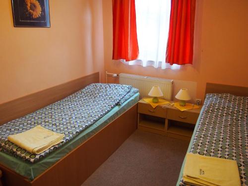 Un pat sau paturi într-o cameră la Motel Orgován