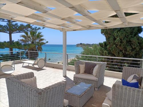 un patio avec des chaises et une vue sur l'océan dans l'établissement Case Gallina, à Avola