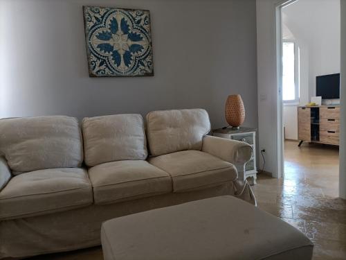 un salon avec un canapé et une table dans l'établissement Case Gallina, à Avola