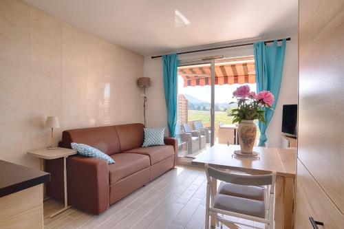 un salon avec un canapé et une table dans l'établissement Magnifique studio avec TERRASSE- PROCHE DE LA MER!, à Carqueiranne