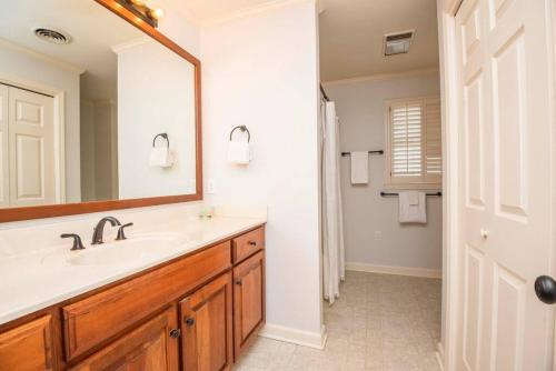 baño con lavabo y espejo grande en Hawk's View Cabin, en Townsend