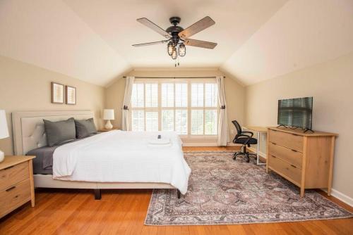 1 dormitorio con 1 cama y ventilador de techo en Hawk's View Cabin, en Townsend