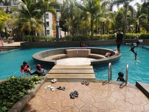 Kolam renang di atau dekat dengan Timurbay Seafront Residence