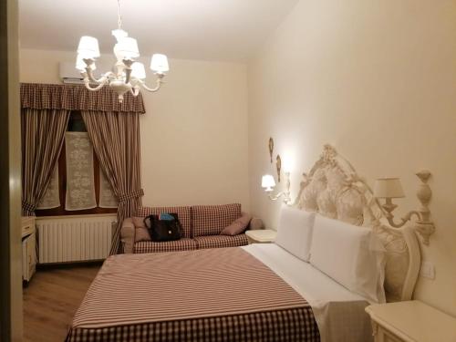 une chambre avec un lit et un canapé dans l'établissement Bed & Breakfast da Fabio e Paola, à Ostuni