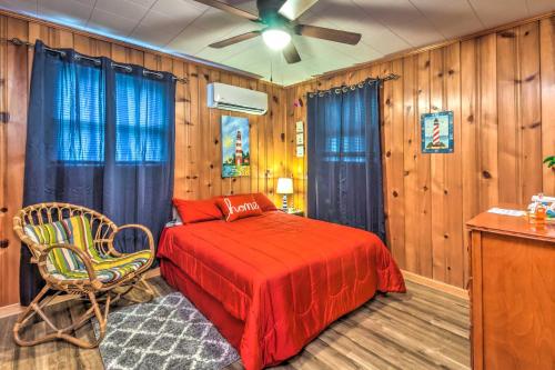 Krevet ili kreveti u jedinici u objektu Cozy Kentucky Cabin with Sunroom, Yard and Views!